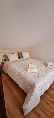 a bedroom with a bed with two towels on it at Il rifugio di Claudia in Ovindoli