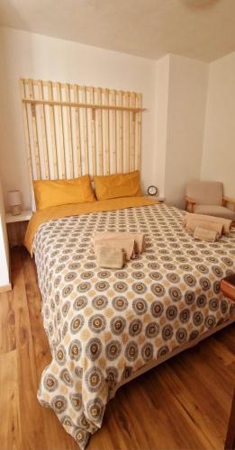a bedroom with a large bed with a wooden floor at Il rifugio di Claudia in Ovindoli
