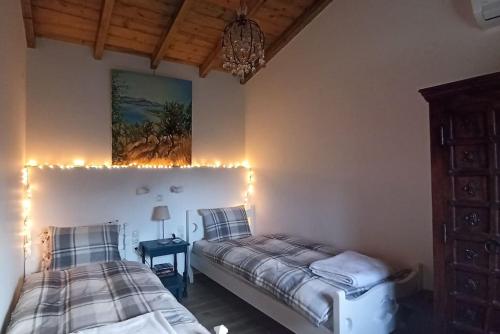 Un pat sau paturi într-o cameră la Rizaki Cottage in Nafpaktos