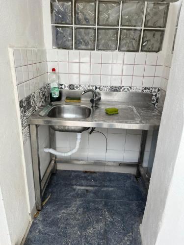 een vuile badkamer met een wastafel in een kamer bij Casa Marina in Ceuta