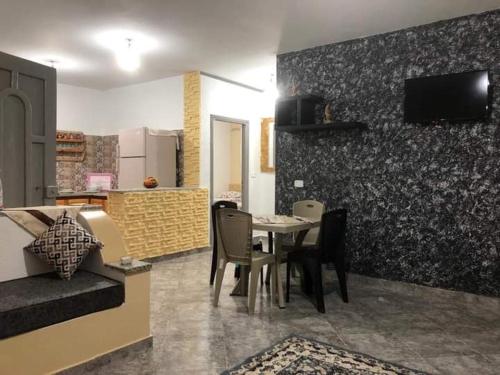 - un salon avec une table et un canapé dans l'établissement Résidence Dar Mariem, à El Haouaria