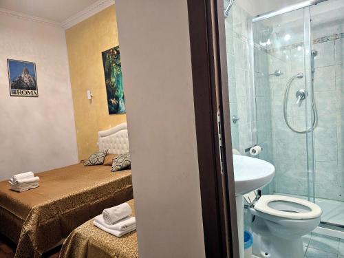 een badkamer met een douche, een toilet en een wastafel bij Aquarium Termini in Rome
