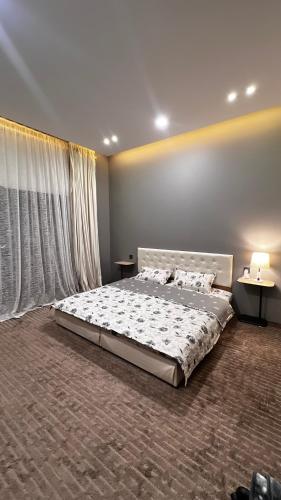 1 dormitorio con 1 cama grande en una habitación en شاليه مودانيا MUdanya en Ghammāsh