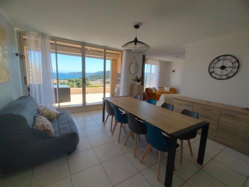 un salon avec une table, des chaises et un canapé dans l'établissement Villa Bell'am Corse, à Porto-Vecchio