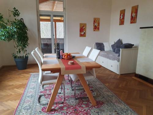 a table and chairs in a living room with a couch at Neu renovierte Altbauwohnung im Herzen von Steyr 100qm in Steyr