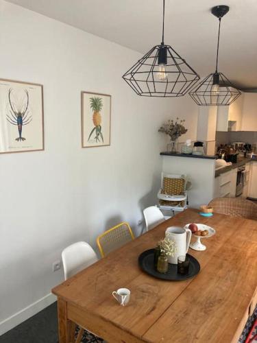 une salle à manger avec une table en bois dans une cuisine dans l'établissement Apartment in a charming house, à Asnières-sur-Seine