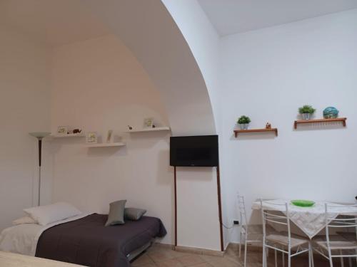 una camera con letto, tavolo e sedie di casacapasso a Napoli