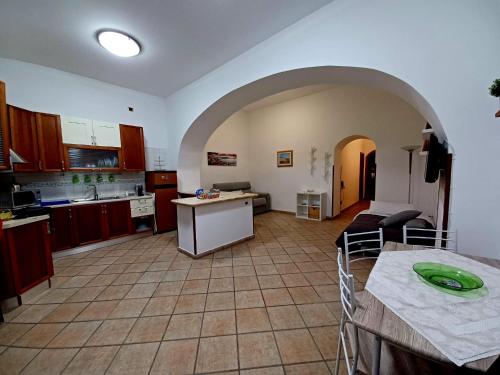 una cucina e un soggiorno con arco aperto di casacapasso a Napoli