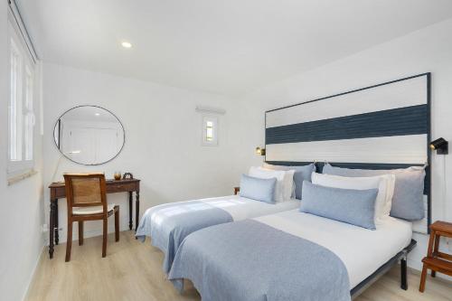 Ένα ή περισσότερα κρεβάτια σε δωμάτιο στο WHome Wilderness Escape: Secluded Haven for Remote Work