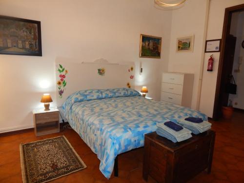 a bedroom with a bed with a blue comforter at Ada home in Venice