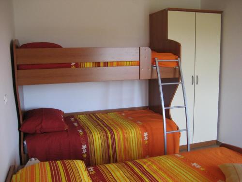 - une chambre avec deux lits superposés et un lit dans l'établissement Turistična kmetija Pri Rebkovih, à Ajdovščina