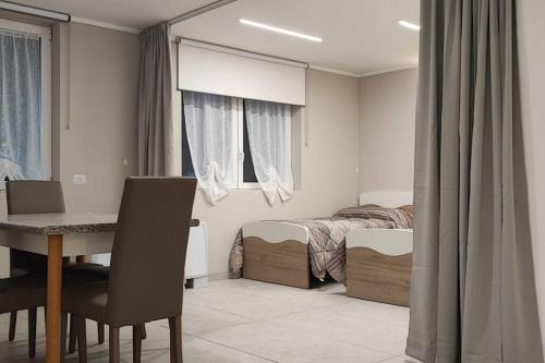 um quarto com uma cama, uma secretária e uma mesa em Villaggio Cavour Emanuele em Settimo Milanese