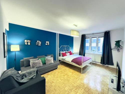 sala de estar con sofá y cama en una habitación en Design 3 bedroom near Main Train Station Apartment, en Viena