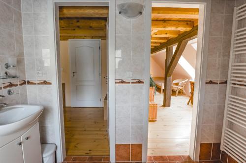 La salle de bains est pourvue d'un lavabo et de toilettes. dans l'établissement Cottage Prameny, à Prameny