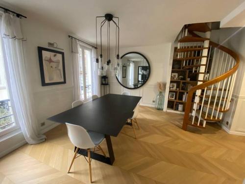 Photo de la galerie de l'établissement Spacious duplex with terrace heart of Boulogne, à Boulogne-Billancourt