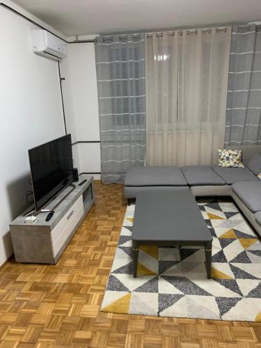 TV a/nebo společenská místnost v ubytování DANI Apartments