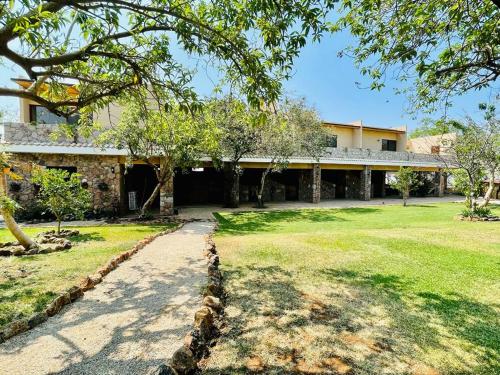 eine Außenansicht eines Hauses mit Hof in der Unterkunft Villas Ecuestre Hotel Tepoztlán in Tepoztlán