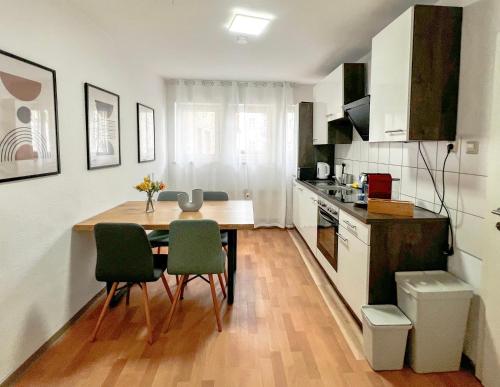 cocina con mesa y sillas en una habitación en Gemütliche Stadtwohnung I City Centre en Ulm