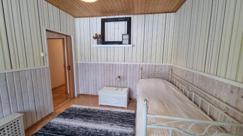 a room with a bench and a window and a mirror at Peaceful house for relaxing in Oulu