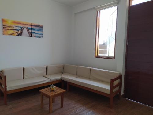 - un salon avec un canapé et une table dans l'établissement El Departamento de Ethan en Asia, à Asia