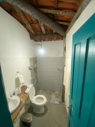 Repousares do Nildo في إيكابوي: حمام مع مرحاض ومغسلة