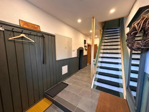 un couloir avec un escalier menant à une chambre avec une porte dans l'établissement Ferienhaus Hemann mit eigener Sauna, à Tellerhäuser