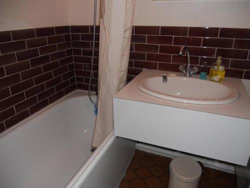 une salle de bain avec un lavabo, une baignoire et des toilettes dans l'établissement Appartement belle vue sur mer - 4425, à Soulac-sur-Mer