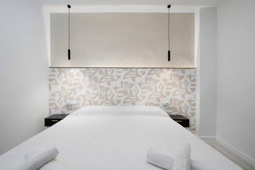- une chambre avec un lit blanc et des armoires blanches dans l'établissement Modern 1-Bed Apartment with Wi-Fi, à Torremolinos