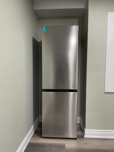 - un réfrigérateur en acier inoxydable dans l'angle de la pièce dans l'établissement Two Bedroom Basement Ensuite 15 mins from The Niagara Falls, à Thorold
