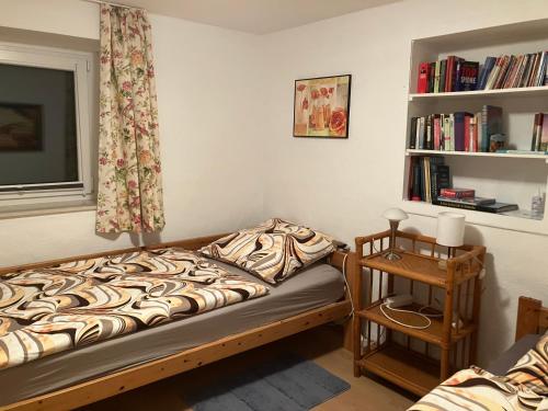 um quarto com uma cama e uma estante de livros em Ferienwohnung im Grünen mit Terrasse WF em Herdecke
