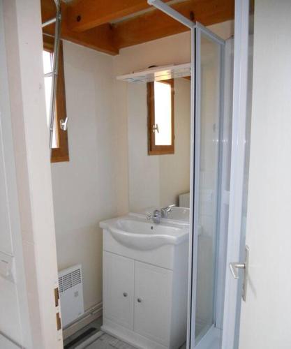 une salle de bain avec un lavabo et une douche en verre dans l'établissement Maison dans parc résidentiel de loisirs - V08700, à Soulac-sur-Mer