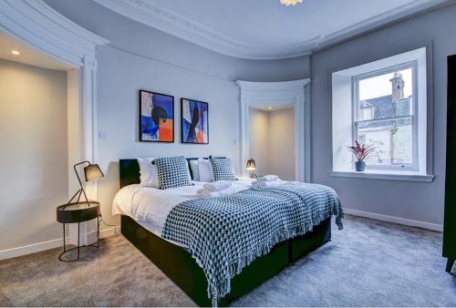 um quarto com uma cama e uma janela em Coorie Doon - Aparthotel - Troon em Troon