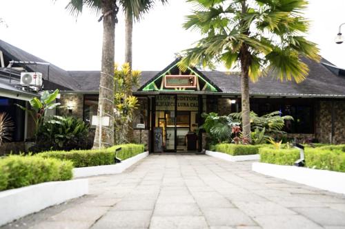 een gebouw met palmbomen ervoor bij Terra Luna Lodge in Tena