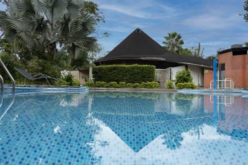 Der Swimmingpool an oder in der Nähe von Terra Luna Lodge