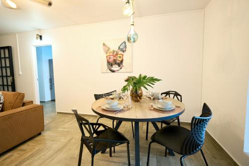 - une salle à manger avec une table et des chaises dans l'établissement La Suite Azur, à Pointe-à-Pitre