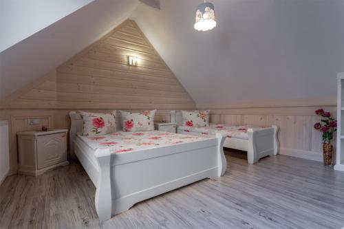 two beds in a room with a attic at Willa Grono in Krościenko