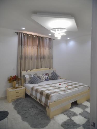 1 dormitorio con 1 cama en una habitación blanca en JP Immo en Dakar