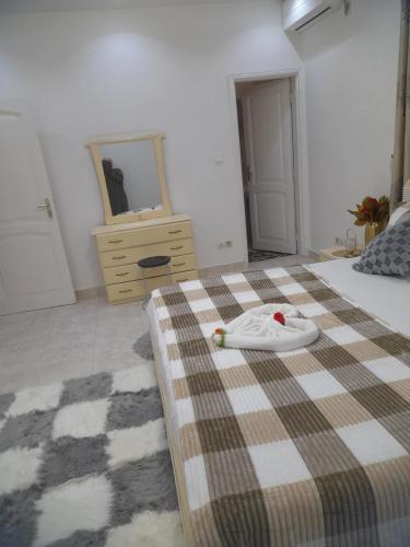 1 dormitorio con 1 cama y vestidor con espejo en JP Immo en Dakar