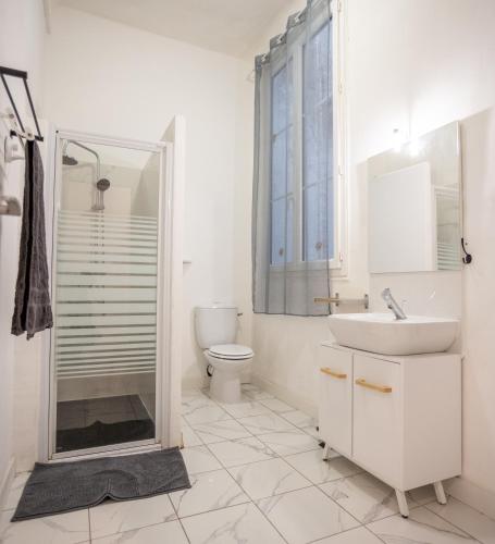 une salle de bain avec toilettes, lavabo et douche dans l'établissement Appartement cosy au cœur de Toulon, à Toulon