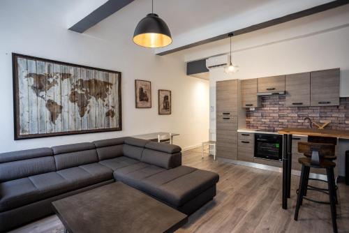 un salon avec un canapé et une cuisine dans l'établissement Appartement cosy au cœur de Toulon, à Toulon