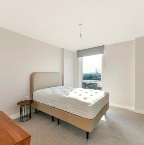 Un pat sau paturi într-o cameră la VG Apartments 2 Bedroom LDN