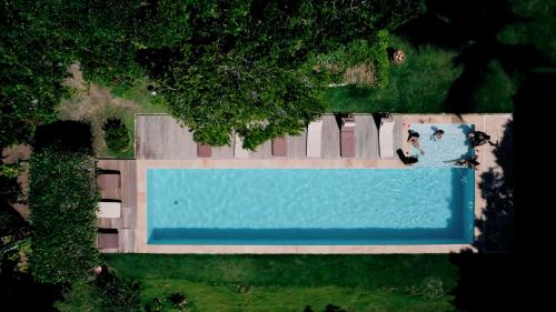 an overhead view of a swimming pool with people standing around it at Casa Baiana Pousada & Aconchego in Trancoso