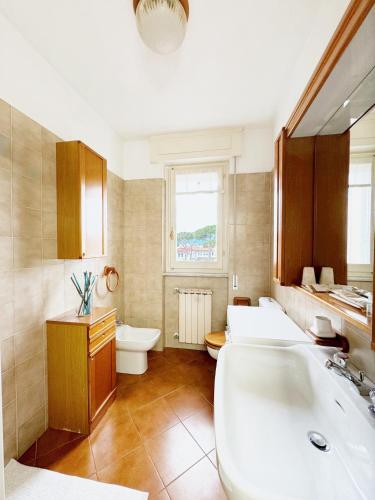 une salle de bain avec une baignoire, des toilettes et un lavabo dans l'établissement Luminoso, Versilia, Vicino al Mare, à Marina di Carrara