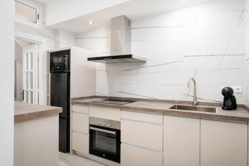 Newly refurbished Modern 2-Bed Apartment in Heart of Torremolinos