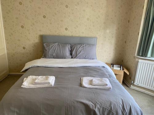Ein Bett oder Betten in einem Zimmer der Unterkunft Cozy 2 bedroom Bungalow large garden and parking