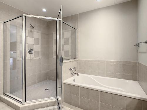 MINUTES FROM DISNEY 3bed 3bath Poolside at LUXURIOUS RESORT photo 46