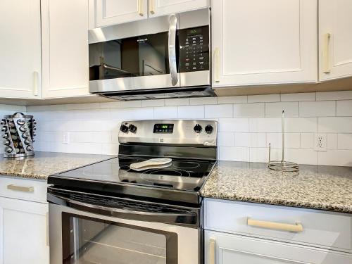 MINUTES FROM DISNEY 3bed 3bath Poolside at LUXURIOUS RESORT photo 37