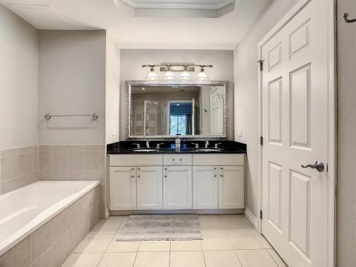 MINUTES FROM DISNEY 3bed 3bath Poolside at LUXURIOUS RESORT photo 45