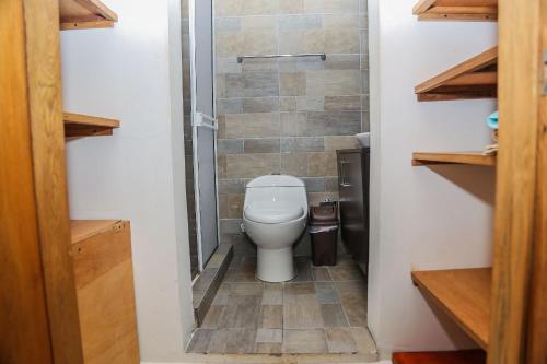 Habitación con baño pequeño con aseo. en Atardeceres by Olamar Living en Coveñas