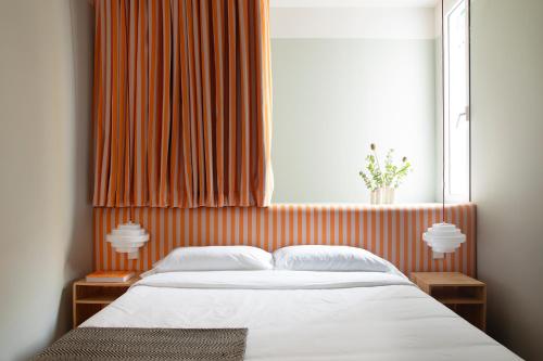 een slaapkamer met een groot bed en een raam bij Armesto Rooms in Madrid